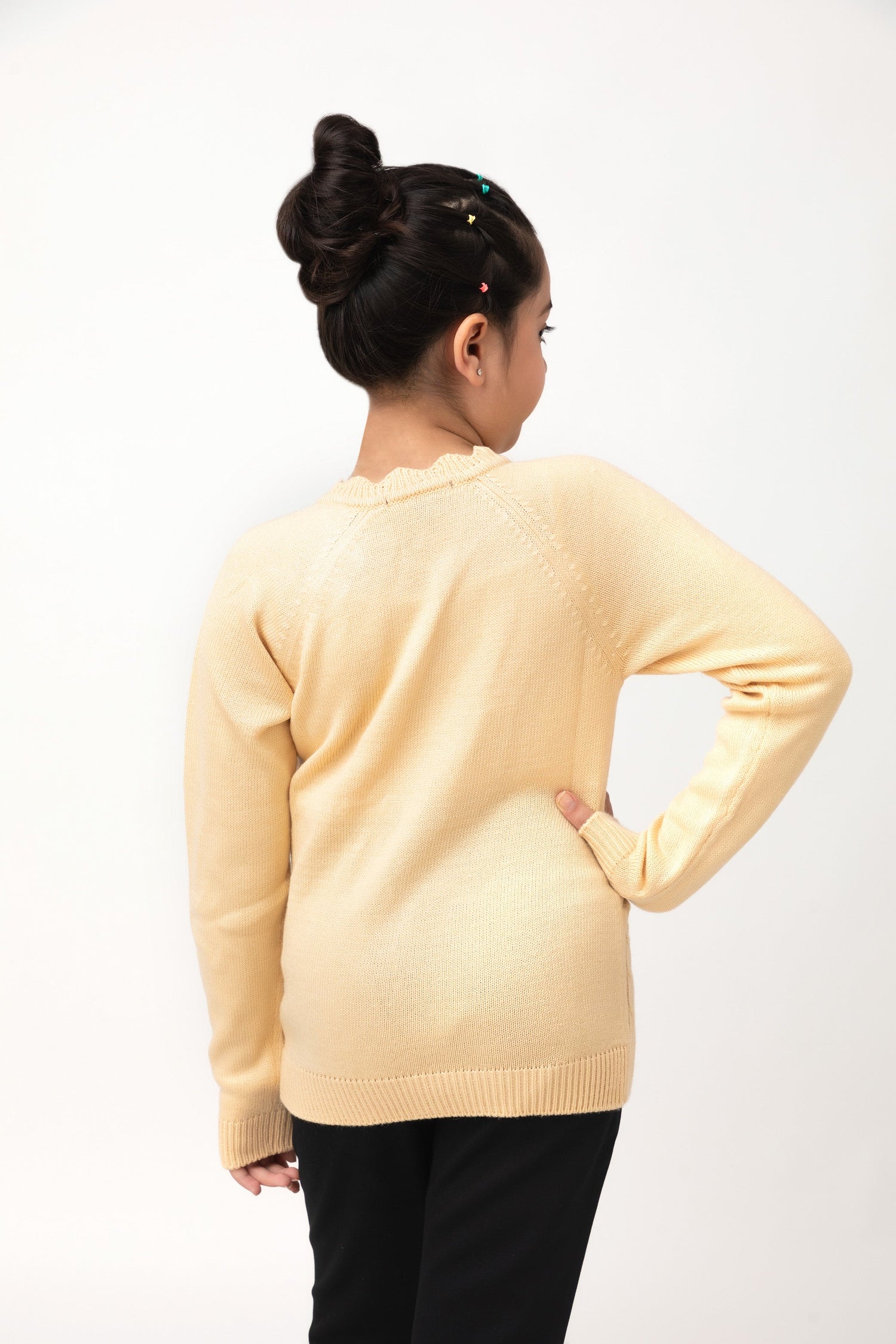 Kids Girls Full Sleeves Scalloping Neck Sweater with Glitter Plastic Button Detailing